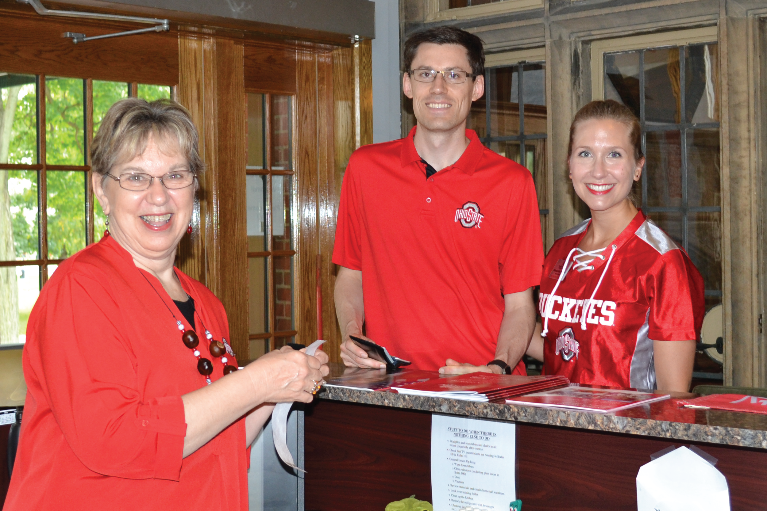 Alumni checking in at past Honors and Scholars Homecoming event