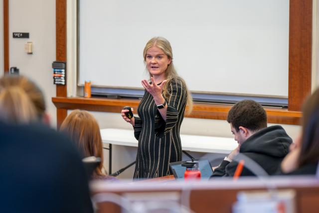 Maria Landekhovskaya responding to student