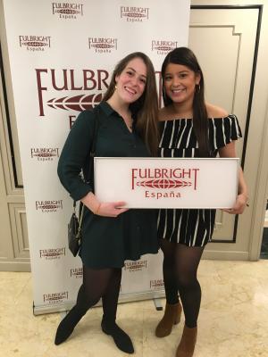 Two women holding a sign that reads "Fulbright Espana".